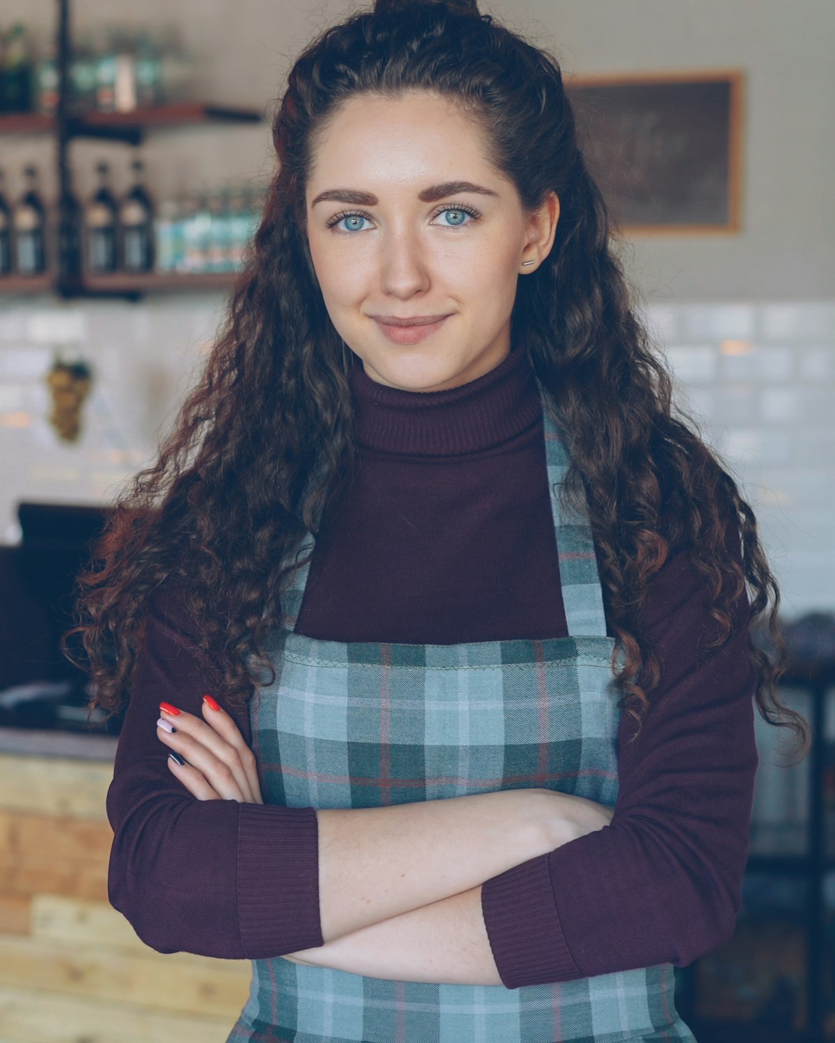 Propietaria de una cafetería sonriendo en su local