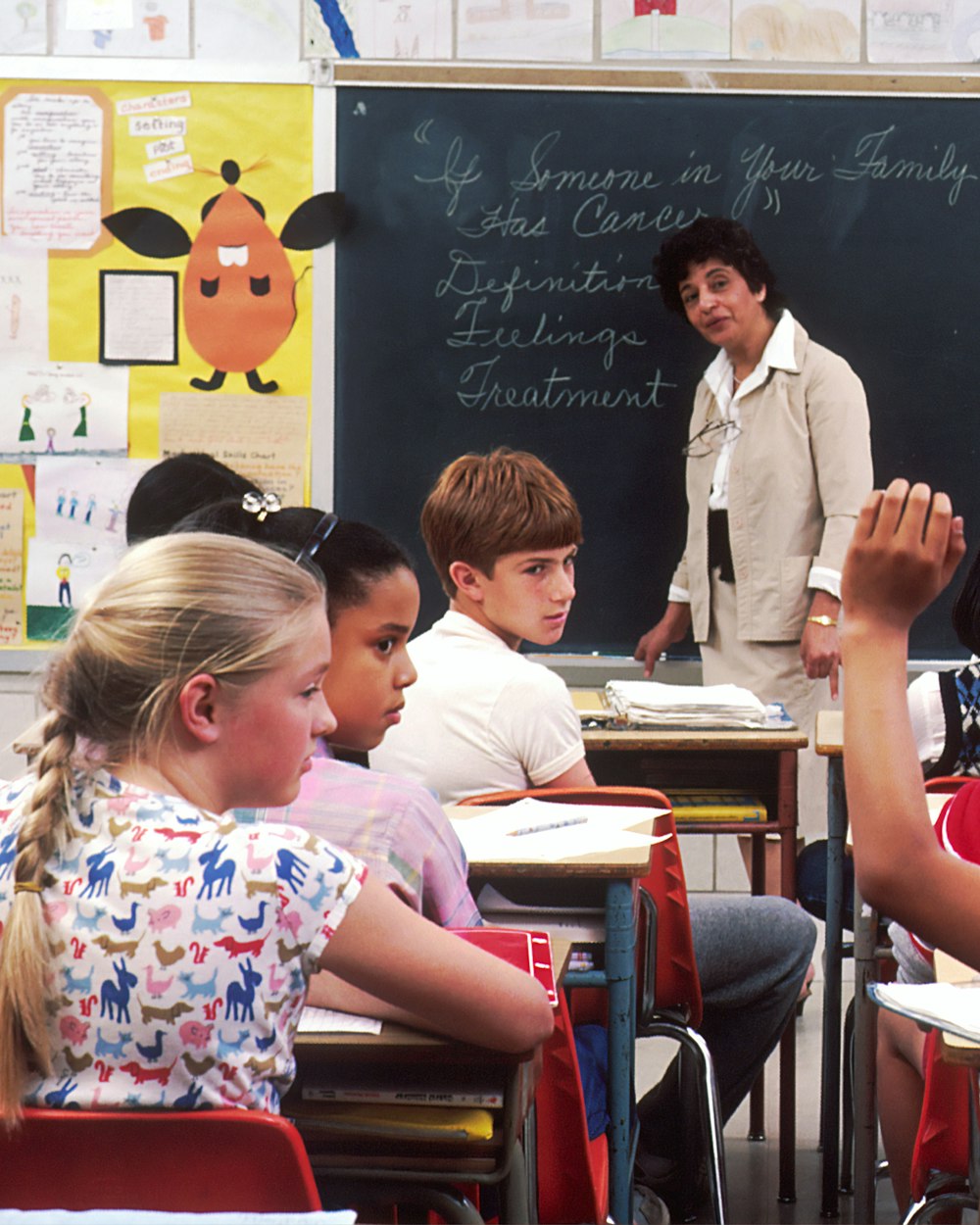 Profesora dando clase a un grupo de alumnos